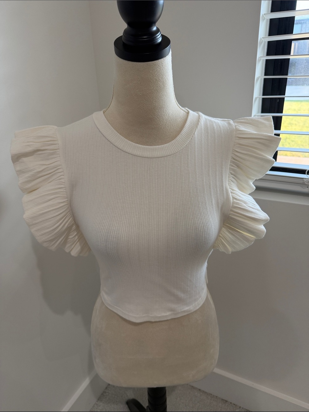 mittoshop Ivory Ruffled Sleeve Crop Top